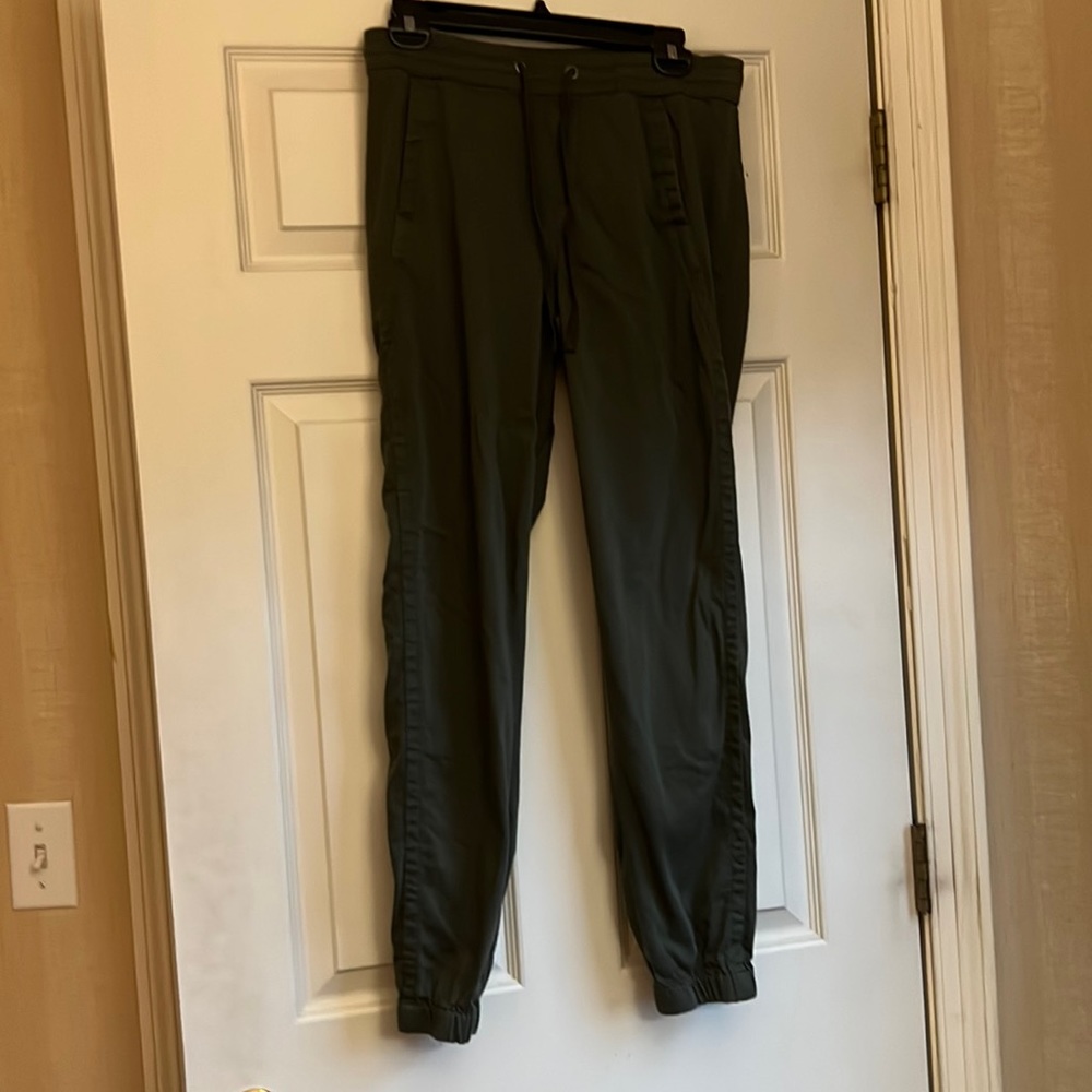 Women’s cargo joggers